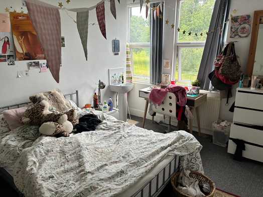 Photo of a double-bed room in a 9-bedroom house in Leeds.