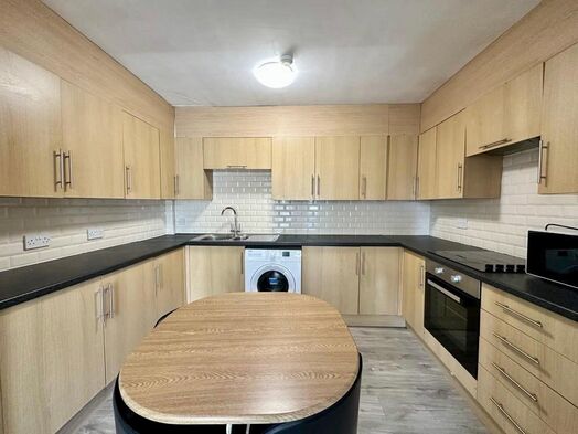 Photo of a 5 bed house share or individual room let .