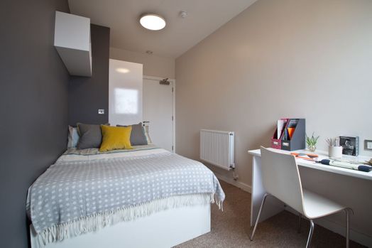 Classic Smaller 2 Bed Apartment - Shared Bathroom