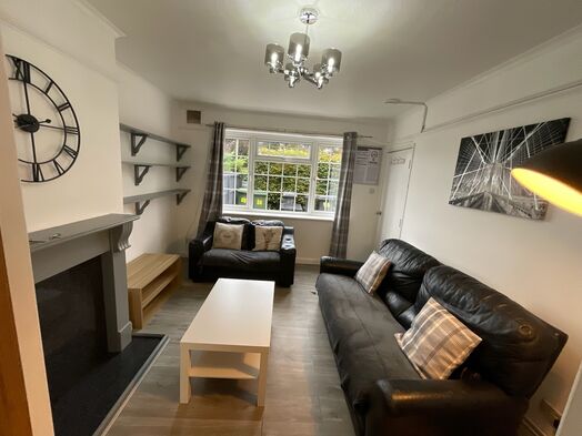 Photo of a 5 bed house share or individual room let .