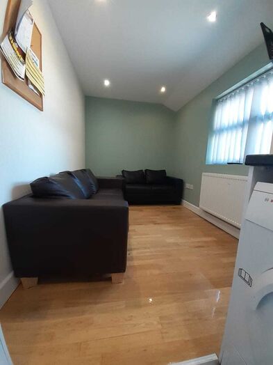 Photo of a double-bed room in a 5-bedroom house in Ormskirk.