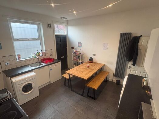 Photo of a sTUDENT HOUSE AVAILABLE TO A GROUP OF 6 OR 7 IN WOODHOUSE - NO DEPOSIT  .