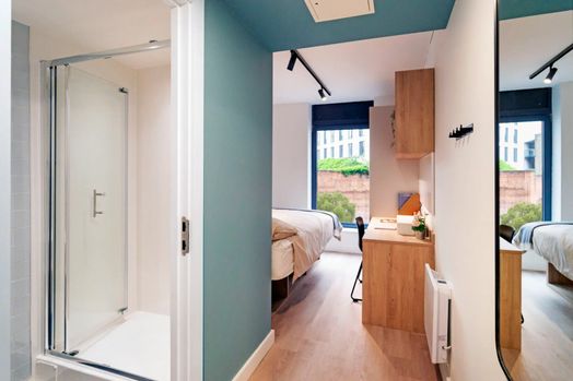 Gold En Suite