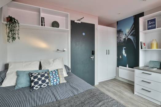 Classic Smaller 2 Bed Apartment - Shared Bathroom