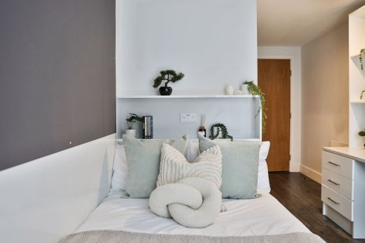 Classic 2 Bed Apartment - Shared Bathroom