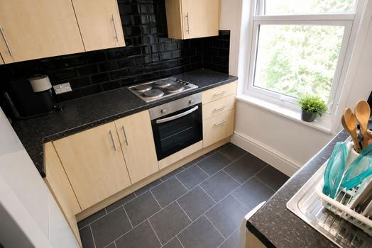 Photo of a double-bed room in a 7-bedroom house in Leeds.