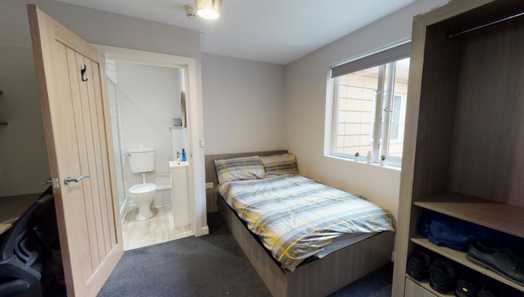 Photo of a ensuite room in a 1-bedroom flat in Cardiff.