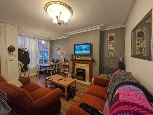 Photo of a double-bed room in a 4-bedroom house in Leeds.