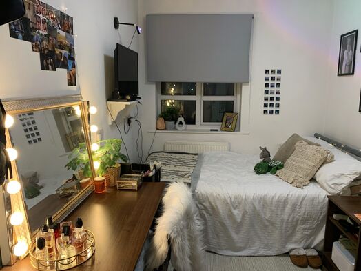 Photo of a 6-bedroom house .