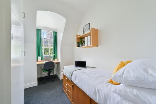 Silver Ensuite (Mid Floor)