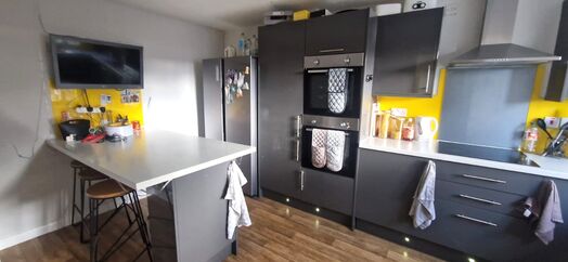 Photo of a 6-bedroom house .