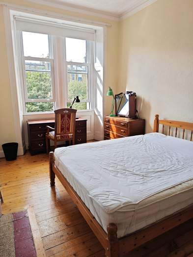 Photo of a spacious 4-Bedroom Flat to Let – Marchmont Road, Edinburgh.