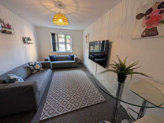 Photo of a 6 BED STUDENT HOUSE WITH PARKING IDEAL FOR NTU & UON.