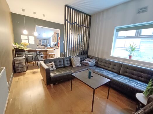 Photo of a modern 7-Bed Next to Whitworth Park – All Bills Included – Available 1st August 2026.