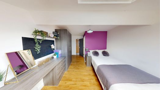 Gold En Suite