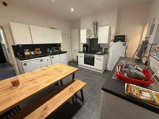 Photo of a sTUDENT HOUSE AVAILABLE TO A GROUP OF 6 OR 7 IN WOODHOUSE - NO DEPOSIT  .