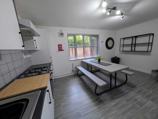 Photo of a 6 BED STUDENT HOUSE WITH PARKING IDEAL FOR NTU & UON.