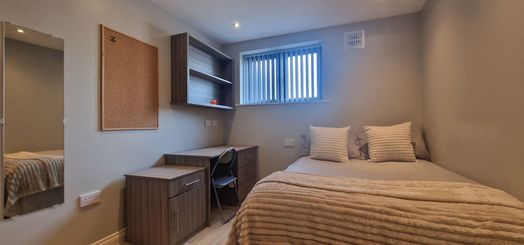 Ensuite Room in a 5-Bed Flat