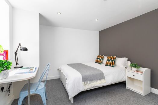 Photo of a double-bed room in a 6-bedroom house in Leeds.