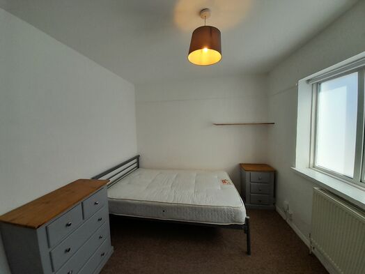 Photo of a double rooms available in 6 bed student house. .