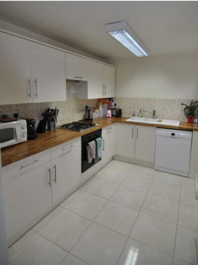 Photo of a double-bed room in a 7-bedroom house in Newcastle upon Tyne.