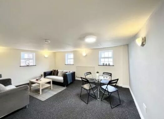 Photo of a 2-bedroom flat in Royal Leamington Spa.