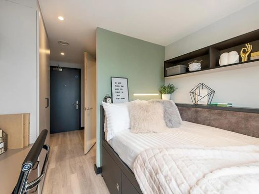 Ultra Premium 5 Bed Apartment Larger Room