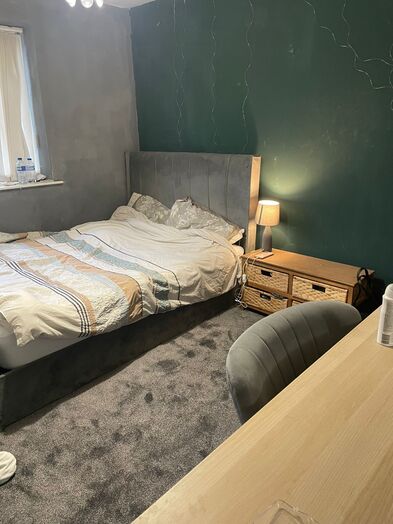 Photo of a double-bed room in a 2-bedroom flat in Newcastle-under-Lyme.