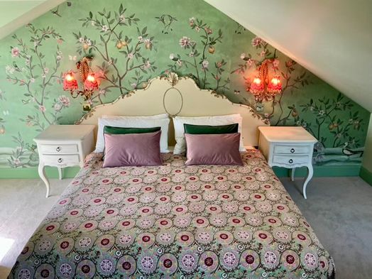 Photo of a decorated by artists 3-bedroom apartment in beautiful Edinburgh city centre..