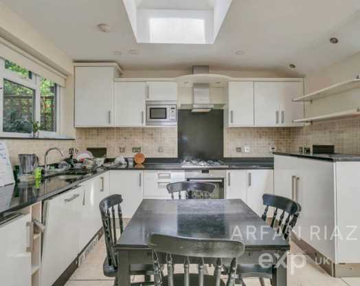 Photo of a double-bed ensuite room in a 3-bedroom flat in London.
