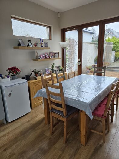 Photo of a double-bed room in a 4-bedroom house in Edinburgh.