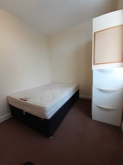 Photo of a double-bed room in a 5-bedroom house in Ormskirk.