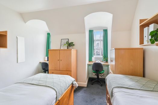 Silver Ensuite Twin (Mid Floor)