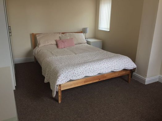 Photo of a large Double room in a 4-bed house easy access Uni/Medical School.