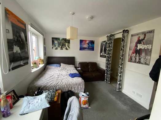 Photo of a double bed room in 4-bedroom house in Royal Leamington Spa.
