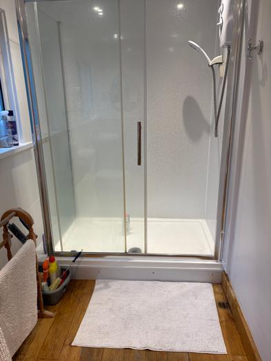 Photo of a double-bed ensuite room in a 3-bedroom house in Penryn.