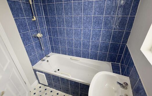 Photo of a room in a 8-bedroom house in Leeds.