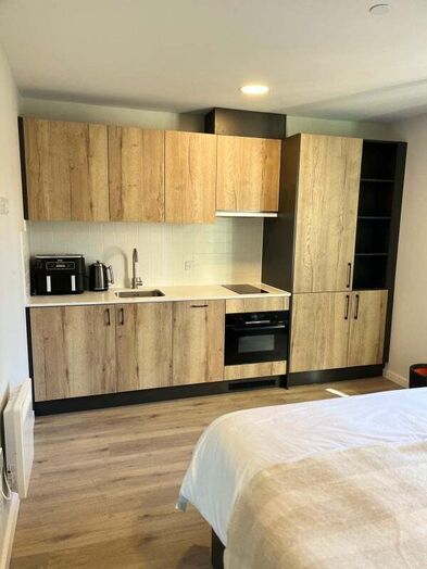 Photo of a sTUDIO AVAILABLE @ GUILDFORD PLAZA, COUPLES OK!.