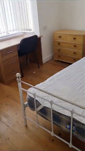 Photo of a double-bed room in a 4-bedroom house in Nottingham.