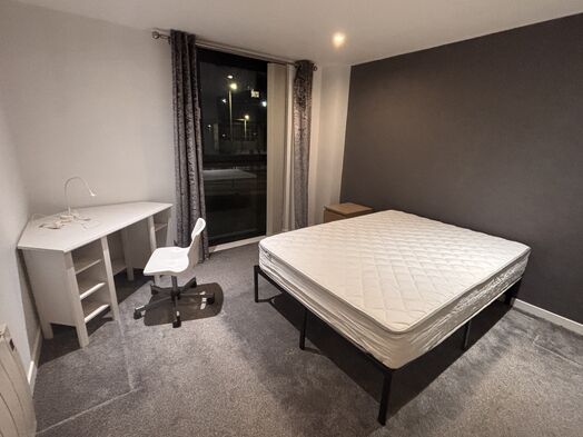 Photo of a double bedroom with private bathroom rent at Finnieston .