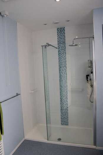 Photo of a double-bed room in a 4-bedroom house in Plymouth.