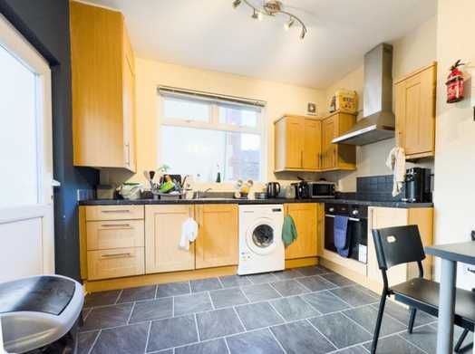 Photo of a double-bed room in a 4-bedroom house in Cardiff.
