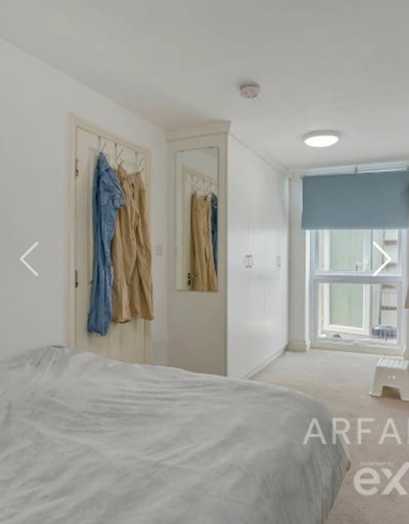 Photo of a double-bed ensuite room in a 3-bedroom flat in London.