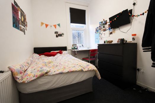 Photo of a double-bed room in a 7-bedroom house in Leeds.