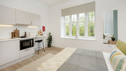 Deluxe Studio