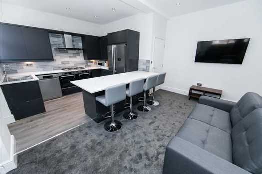 Photo of a double-bed ensuite room in a 8-bedroom house in Leeds.