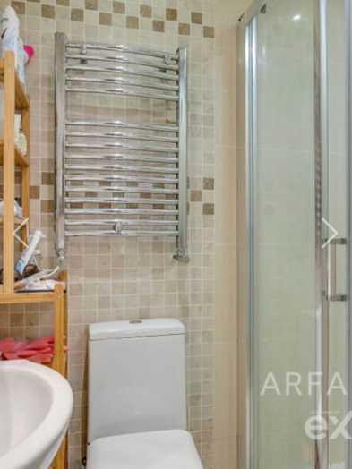 Photo of a double-bed ensuite room in a 3-bedroom flat in London.