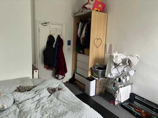 Photo of a double-bed room in a 9-bedroom house in Leeds.