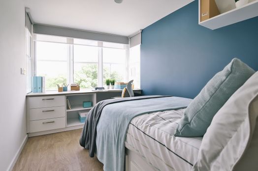 Classic Smaller 2 Bed Apartment - Shared Bathroom