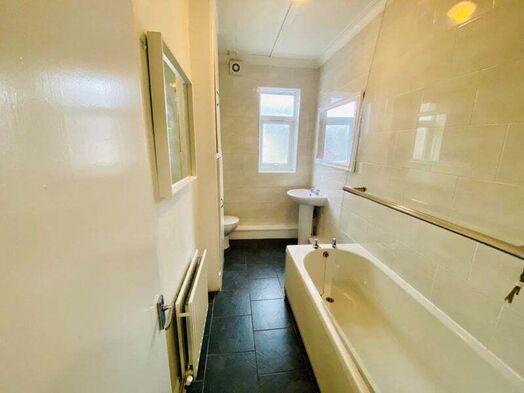 Photo of a 3 rooms available in lovely 5 bedroom house, Pomona Street, S11.